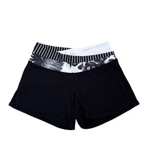 Lululemon Black and White Women's Shorts Size 8